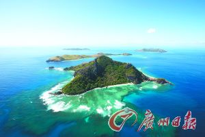 依云經(jīng)典的跨界設(shè)計(jì)系列。左起為